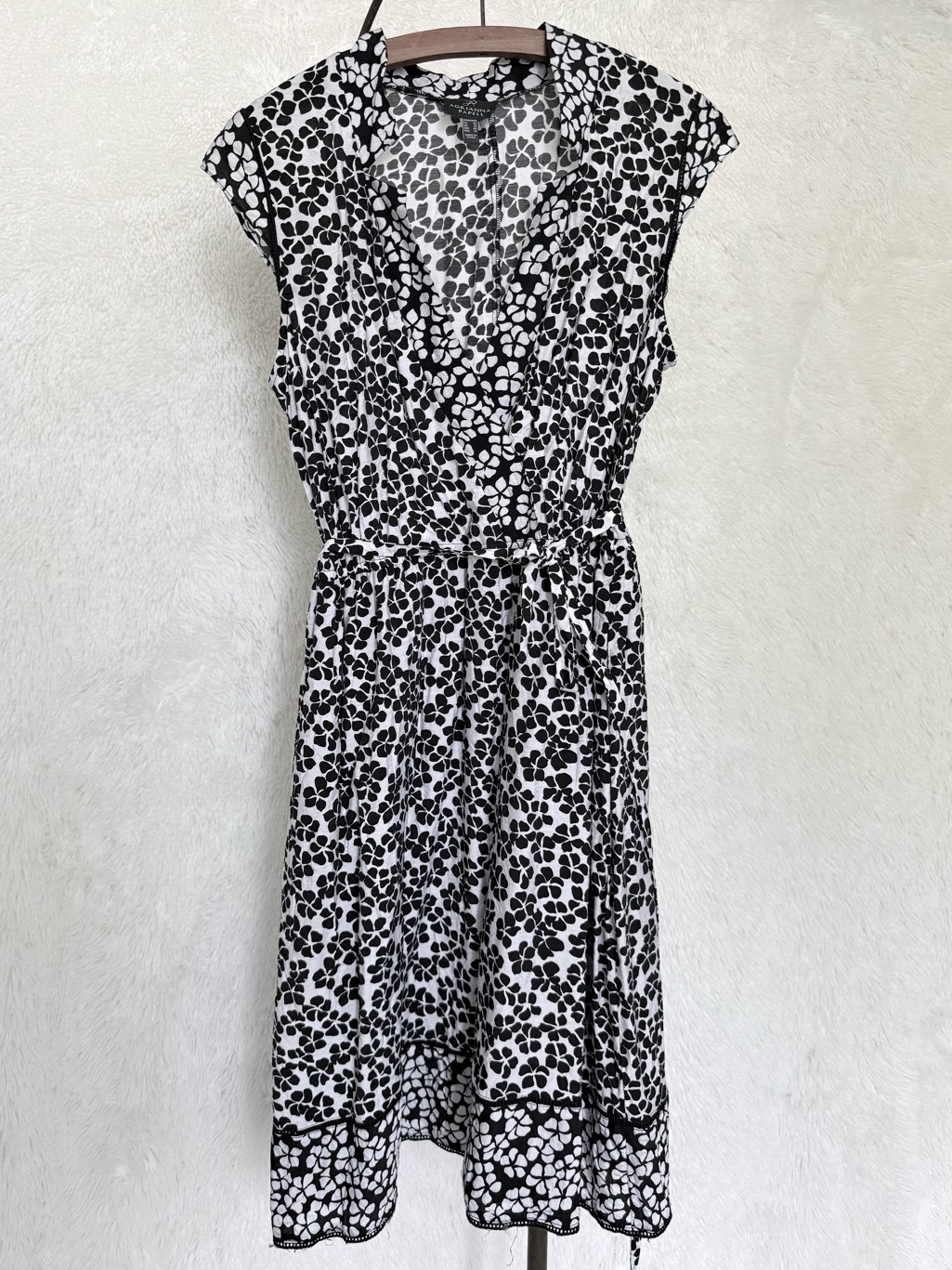 Adrianna Papell Black & White Floral Faux Wrap Midi Dress With Cap Sleeves (10)